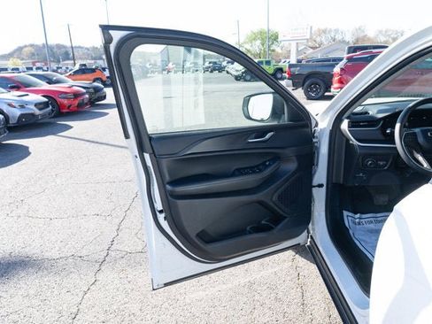 Used 2024 Jeep Grand Cherokee Laredo image 10