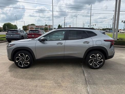 Used 2024 Chevrolet Trax RS w/ Sunroof Package FWD image 2
