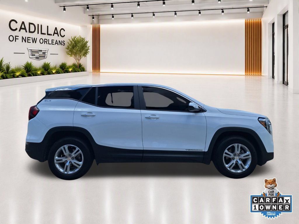 Used 2022 GMC Terrain SLE FWD image 2