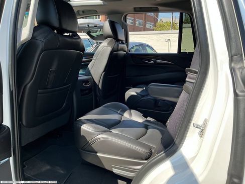 Used 2019 Cadillac Escalade Luxury RWD image 9