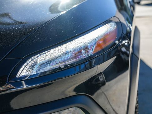 Used 2018 Jeep Cherokee Trailhawk image 10