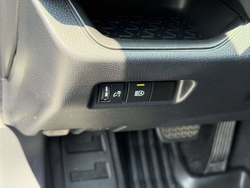 Used 2021 Toyota RAV4 XLE AWD/4WD image 19