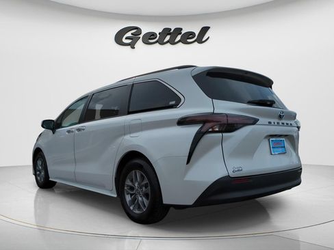 Used 2025 Toyota Sienna XLE FWD image 7