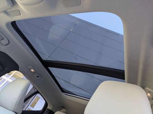 Used 2025 Volvo XC40 B5 Ultra image 16