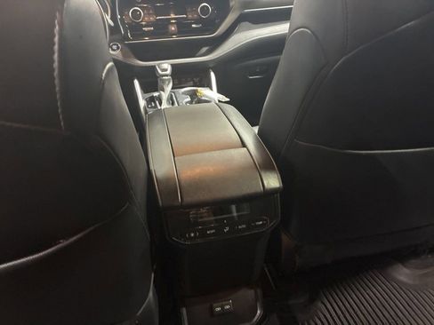 Used 2023 Toyota Highlander XLE AWD/4WD image 14
