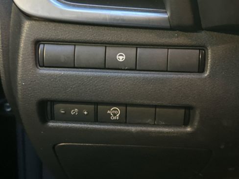 Used 2023 Nissan Rogue SV image 31