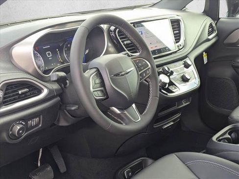 New 2026 Chrysler Pacifica Select FWD image 3