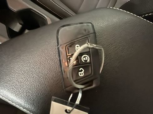 Used 2025 Volkswagen Jetta SE FWD image 21