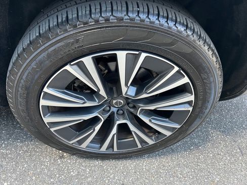 Certified 2022 Volvo XC90 T6 Momentum w/ Climate Package image 5