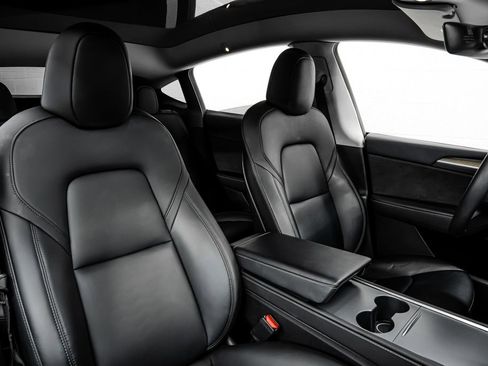 Used 2023 Tesla Model Y Long Range image 32