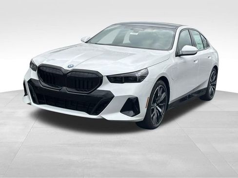 New 2026 BMW 550e xDrive w/ Executive Package image 5