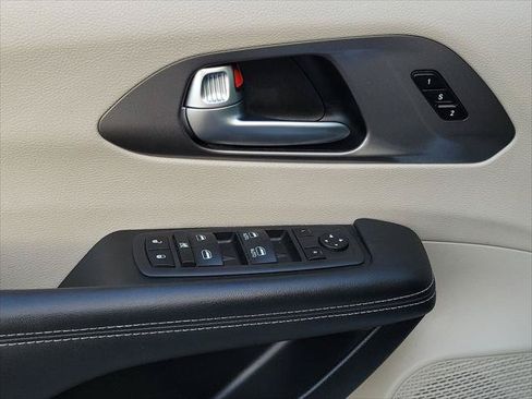 Certified 2023 Chrysler Pacifica Touring-L FWD image 15