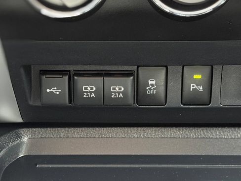 Used 2020 Toyota Tundra SR5 w/ SR5 Convenience Package AWD/4WD image 17