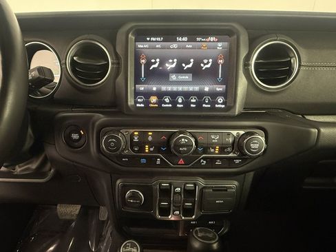 Used 2022 Jeep Wrangler Unlimited Sahara w/ Cold Weather Group image 19