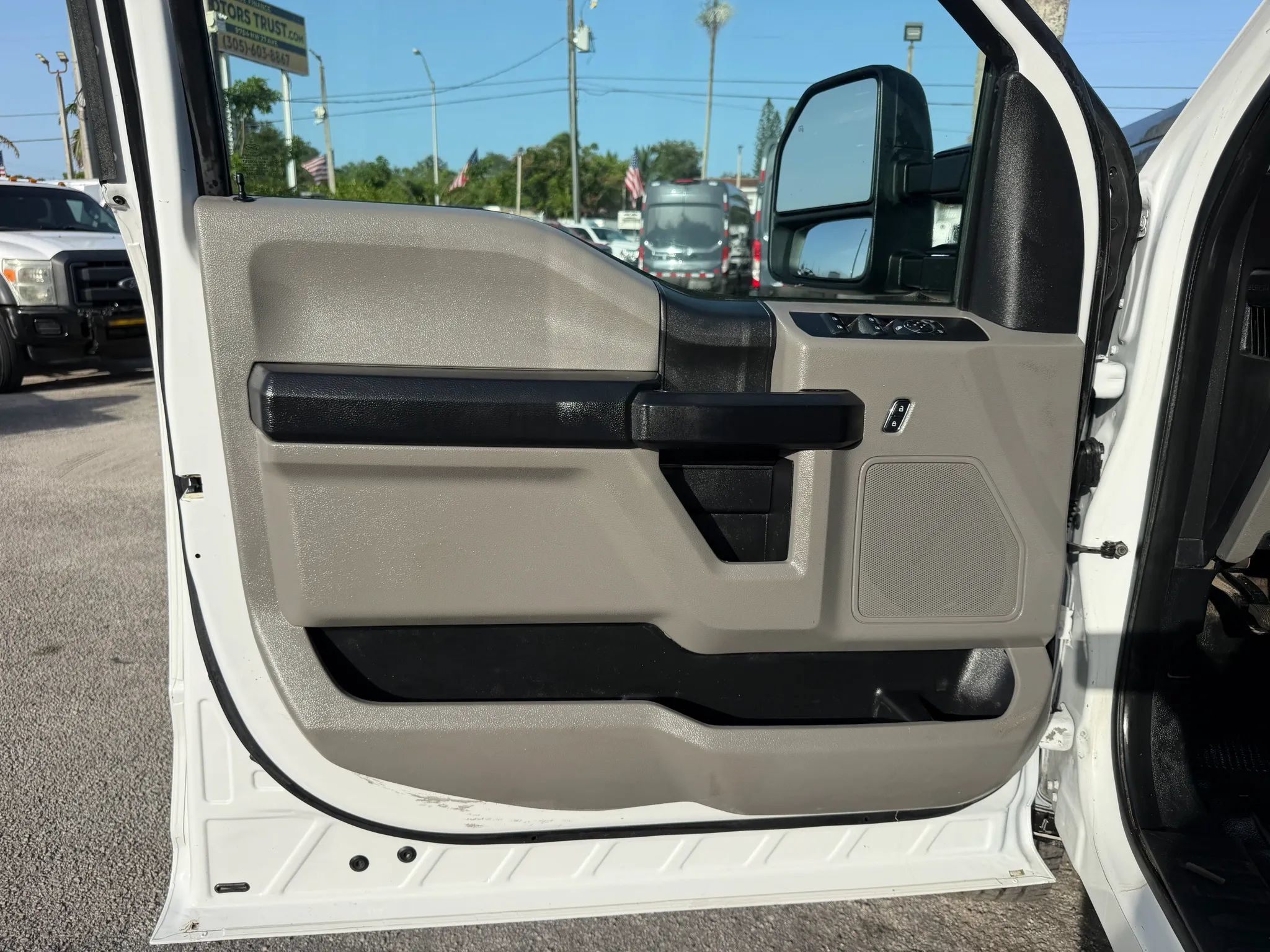 Used 2017 Ford F350 4x4 Crew Cab XL DRW w/ Power Equipment Group image 9
