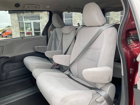Used 2020 Toyota Sienna LE w/ LE Preferred Package FWD image 33