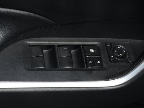 Used 2021 Toyota RAV4 LE AWD/4WD image 10