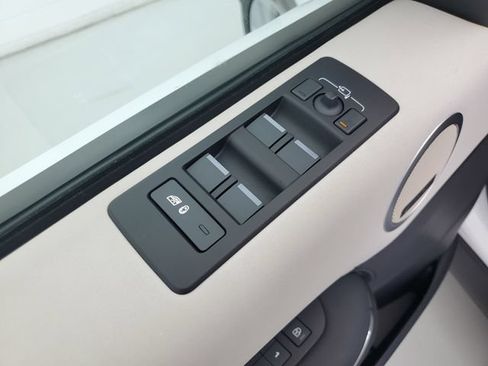 Used 2025 Land Rover Discovery S AWD/4WD image 21