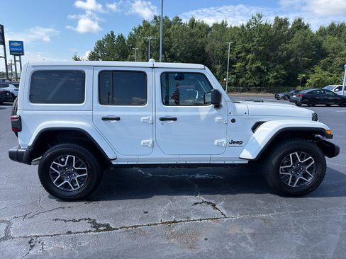 Used 2025 Jeep Wrangler Unlimited Sahara AWD/4WD image 4