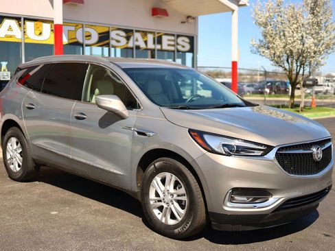 Used 2018 Buick Enclave Essence FWD image 3