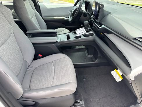 New 2026 Toyota Sienna LE FWD image 16