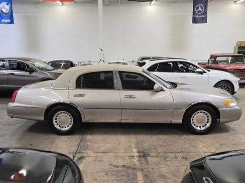 Used 2001 Lincoln Town Car Executive RWD image 3