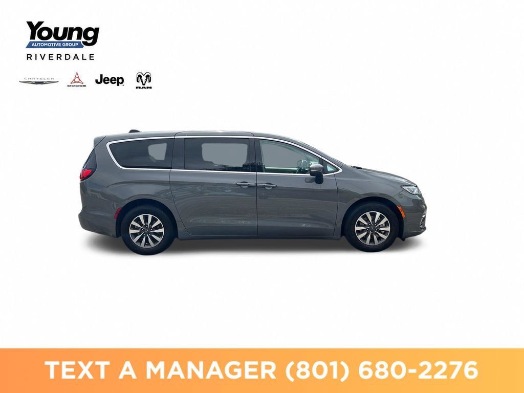 Used 2023 Chrysler Pacifica Touring-L FWD image 6