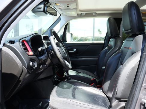 Used 2019 Jeep Renegade Trailhawk AWD/4WD image 38