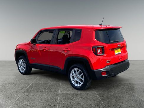 Used 2023 Jeep Renegade Latitude AWD/4WD image 3