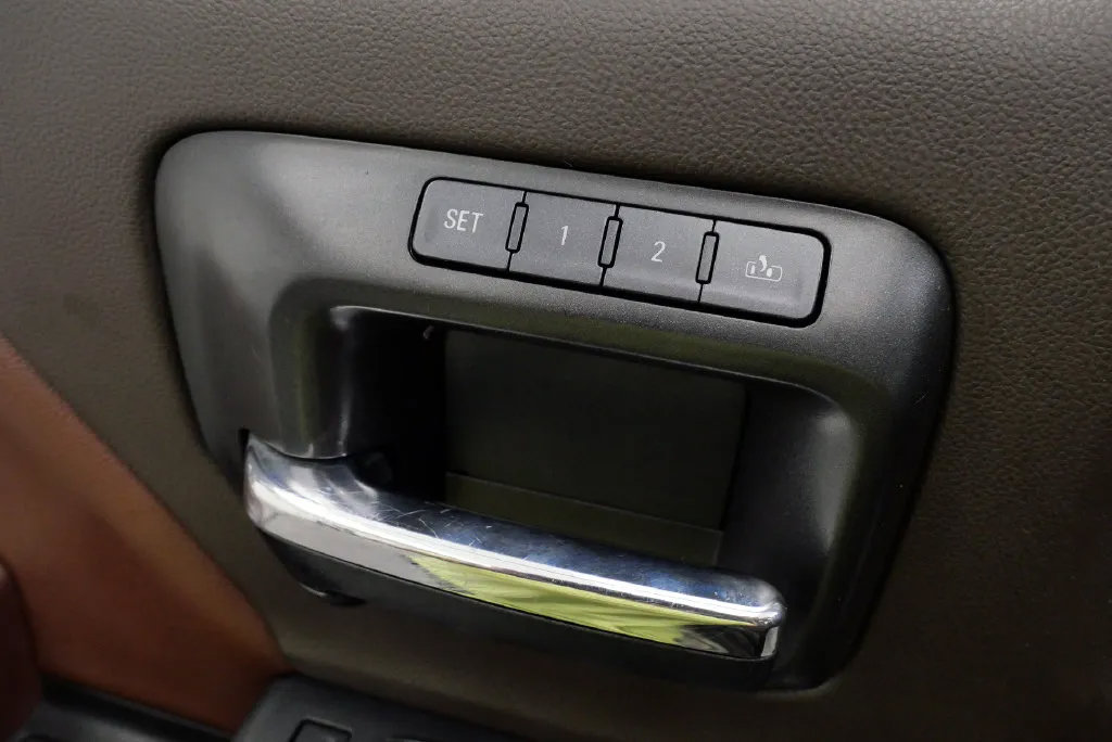 Used 2015 Chevrolet Silverado 2500 High Country w/ High Country Premium Package AWD/4WD image 12