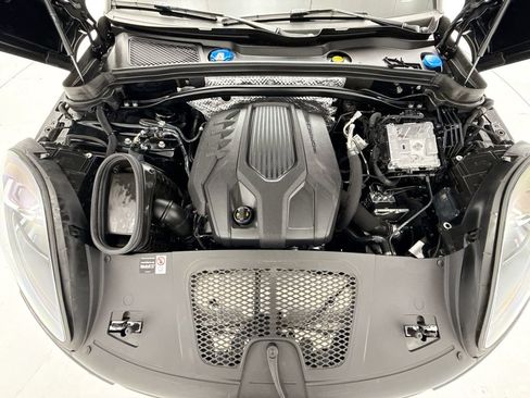Certified 2025 Porsche Macan AWD/4WD image 29