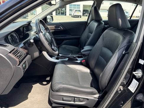 Used 2017 Honda Accord Touring image 15