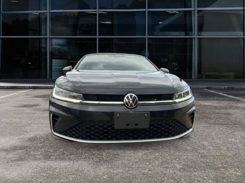 Used 2025 Volkswagen Jetta SE FWD image 2