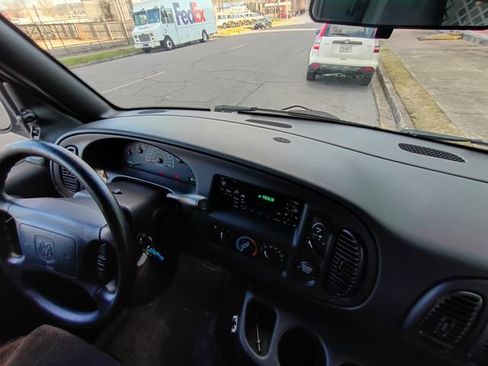 Used 2002 Dodge B3500 image 38