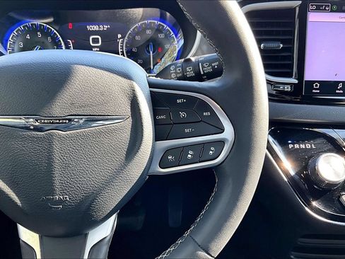 Used 2025 Chrysler Pacifica Select FWD image 26