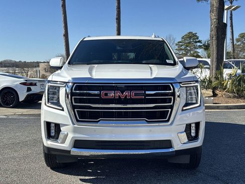 Used 2024 GMC Yukon SLT w/ SLT Premium Package image 3