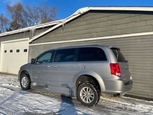Used 2018 Dodge Grand Caravan SXT w/ Rear Park Assist Package image 8