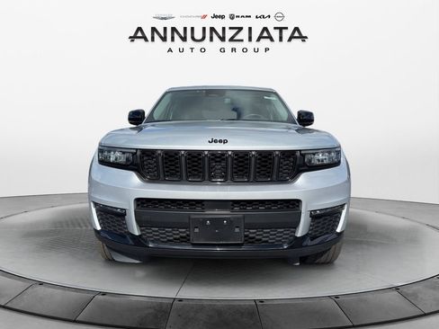 Certified 2022 Jeep Grand Cherokee L Limited w/ Black Appearance Package image 8