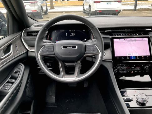 Certified 2024 Jeep Grand Cherokee Limited image 6