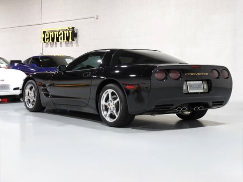 Used 2004 Chevrolet Corvette Coupe w/ Roof Package RWD image 29