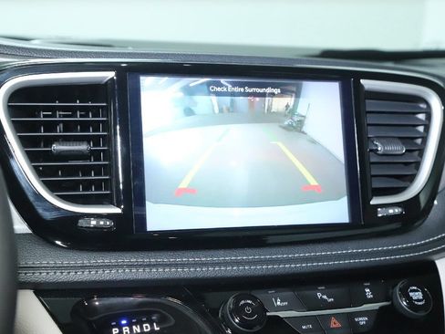 Used 2024 Chrysler Pacifica Limited FWD image 29