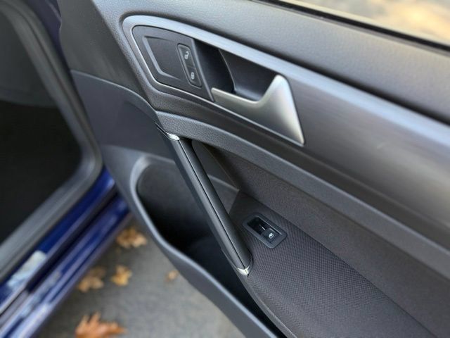 Used 2019 Volkswagen e-Golf SE FWD image 16