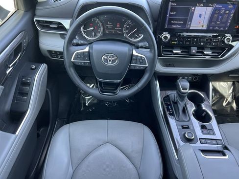 Used 2022 Toyota Highlander Platinum image 12