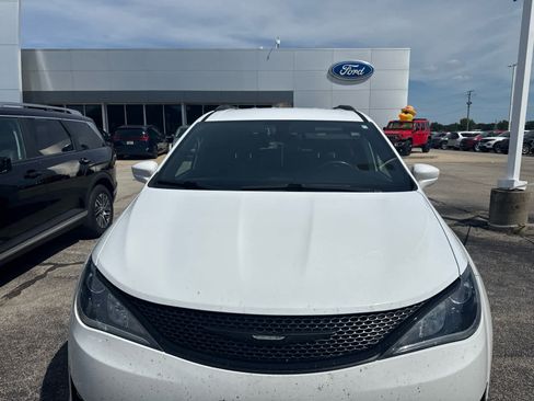 Used 2019 Chrysler Pacifica Touring-L w/ S Appearance Package FWD image 4