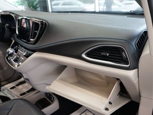 Used 2021 Chrysler Pacifica Touring-L w/ Uconnect Theater Family Group AWD/4WD image 48