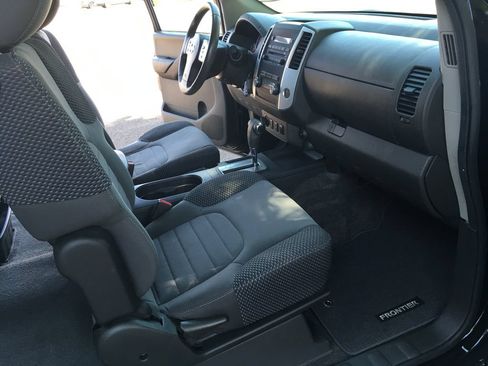 Used 2012 Nissan Frontier SV w/ Sport Appearance Pkg AWD/4WD image 28
