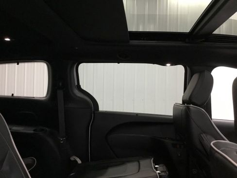 Used 2025 Chrysler Pacifica Limited image 39