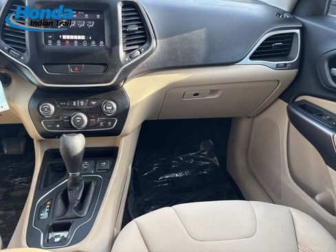 Used 2019 Jeep Cherokee Latitude w/ Popular Appearance Group image 13