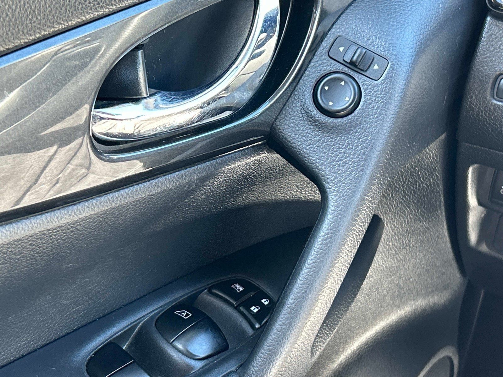 Used 2018 Nissan Rogue S AWD/4WD image 30