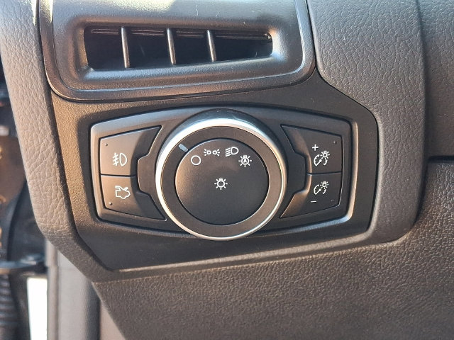 Used 2018 Ford Focus SE w/ SE Appearance Package FWD image 23